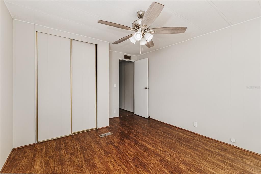 На продажу: $189,950 (2 спален, 2 ванн, 1392 Квадратных фут)