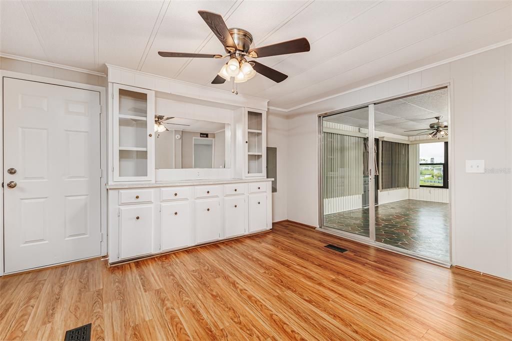 На продажу: $189,950 (2 спален, 2 ванн, 1392 Квадратных фут)