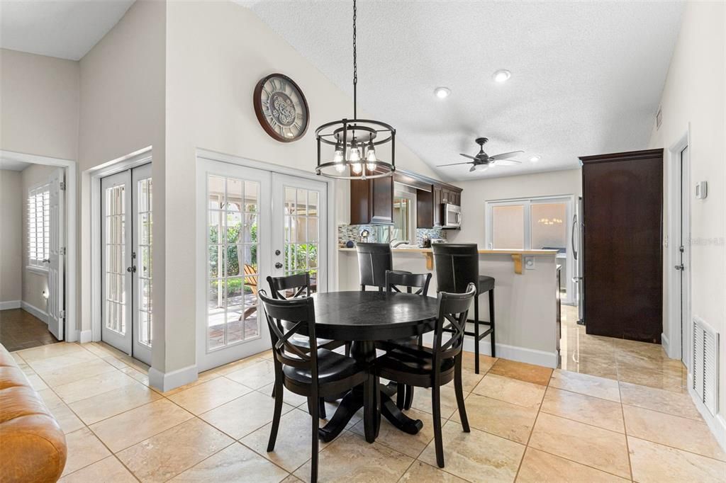 For Sale: $445,000 (2 beds, 2 baths, 1061 Square Feet)