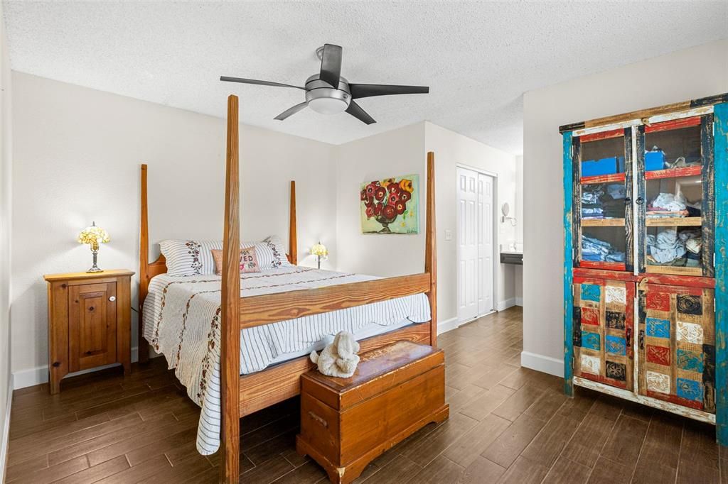 For Sale: $445,000 (2 beds, 2 baths, 1061 Square Feet)