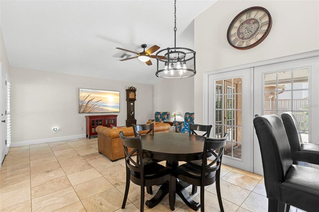 For Sale: $445,000 (2 beds, 2 baths, 1061 Square Feet)