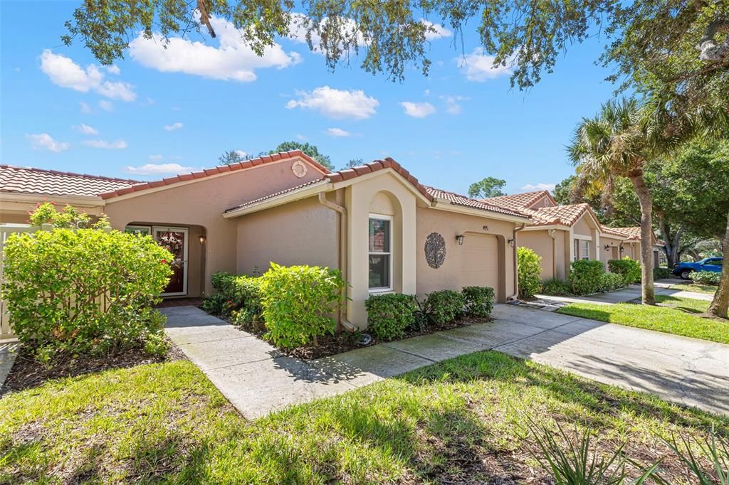 For Sale: $445,000 (2 beds, 2 baths, 1061 Square Feet)