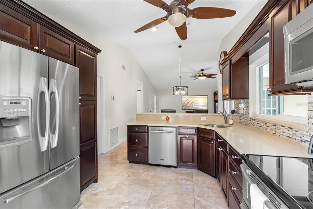 For Sale: $445,000 (2 beds, 2 baths, 1061 Square Feet)