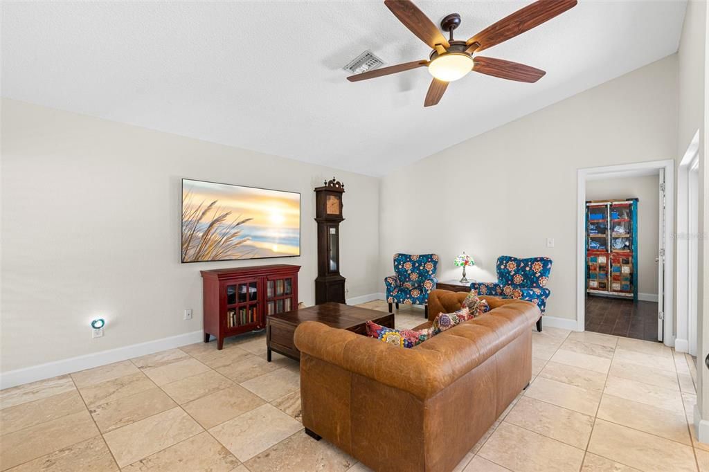 For Sale: $445,000 (2 beds, 2 baths, 1061 Square Feet)