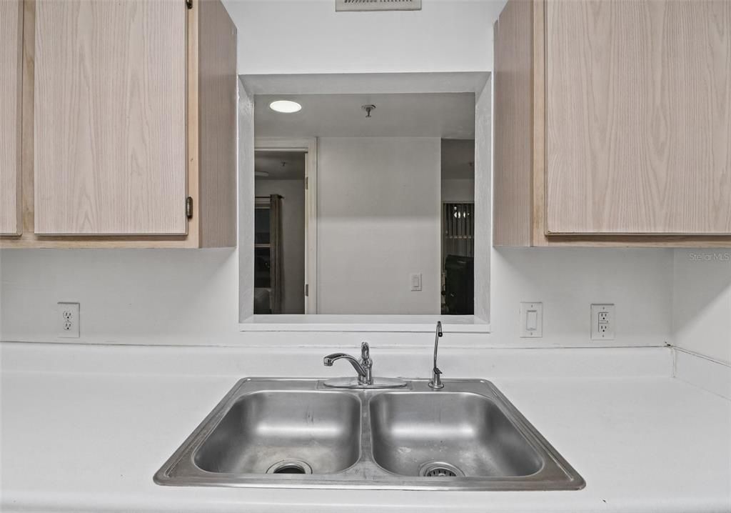 For Sale: $140,000 (2 beds, 2 baths, 888 Square Feet)