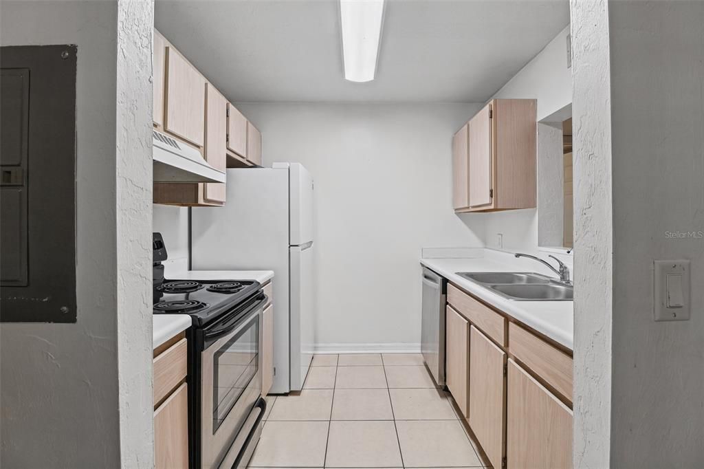 For Sale: $140,000 (2 beds, 2 baths, 888 Square Feet)