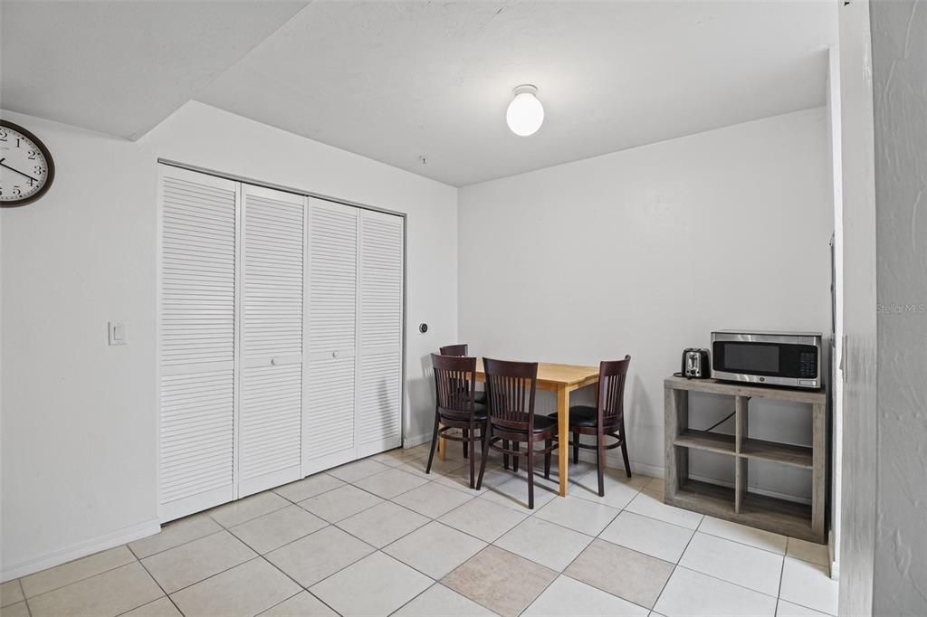For Sale: $140,000 (2 beds, 2 baths, 888 Square Feet)