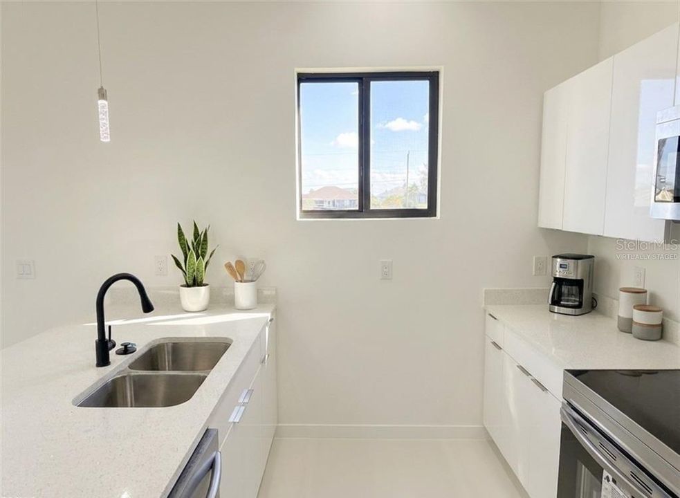En Venta: $396,000 (4 camas, 3 baños, 1737 Pies cuadrados)