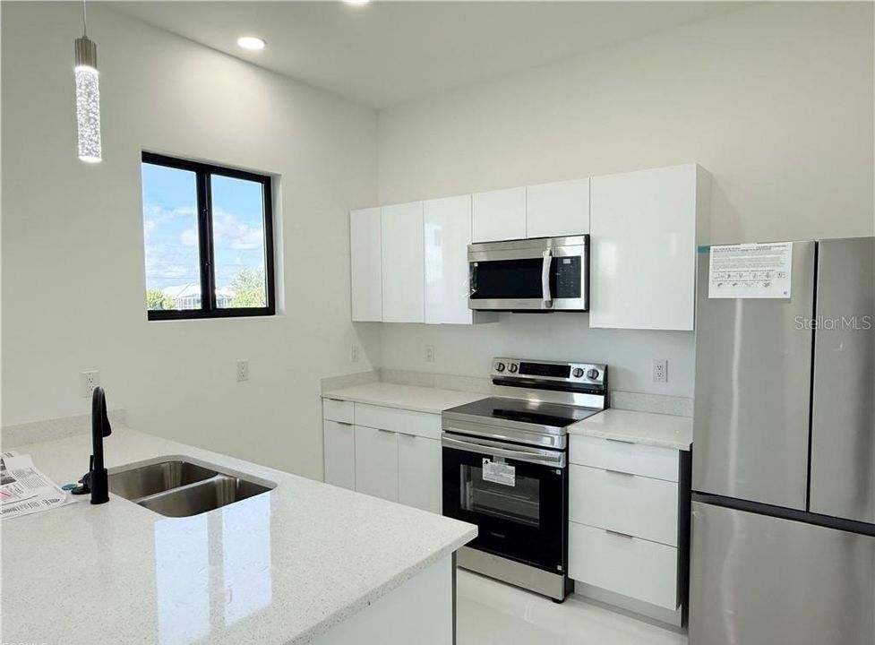 En Venta: $396,000 (4 camas, 3 baños, 1737 Pies cuadrados)