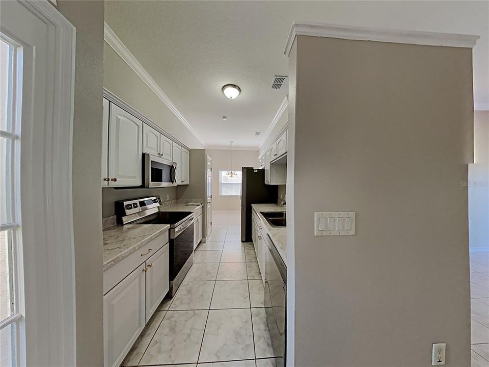 For Sale: $335,000 (3 beds, 2 baths, 1011 Square Feet)