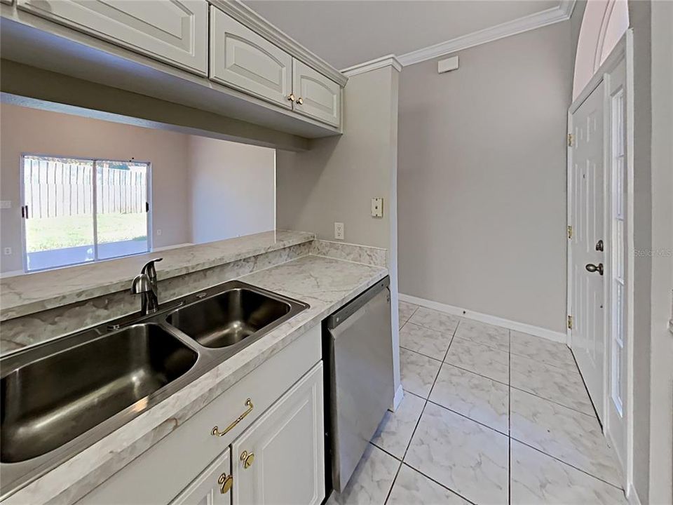 For Sale: $335,000 (3 beds, 2 baths, 1011 Square Feet)