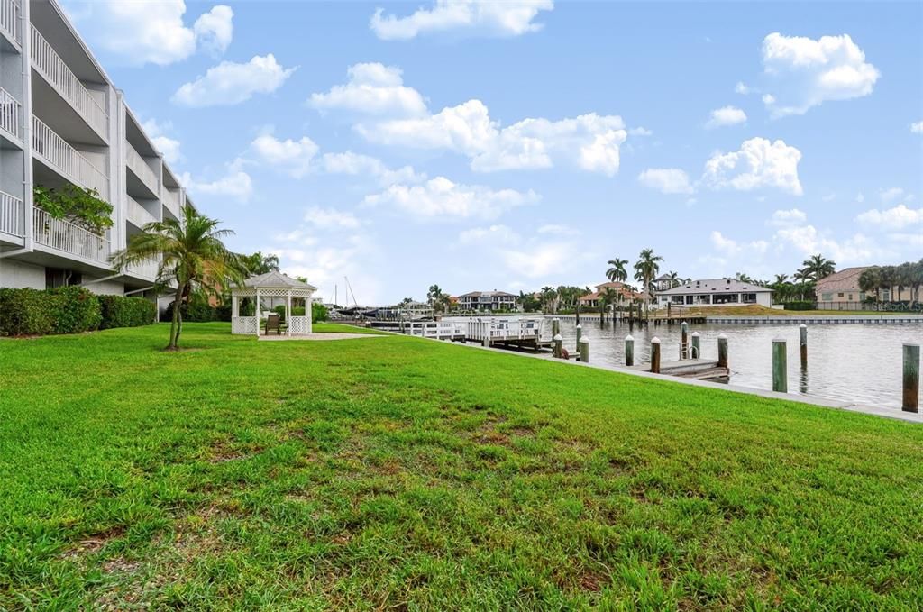 For Sale: $350,000 (2 beds, 2 baths, 1110 Square Feet)