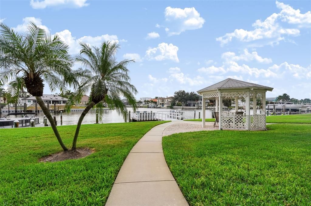For Sale: $350,000 (2 beds, 2 baths, 1110 Square Feet)