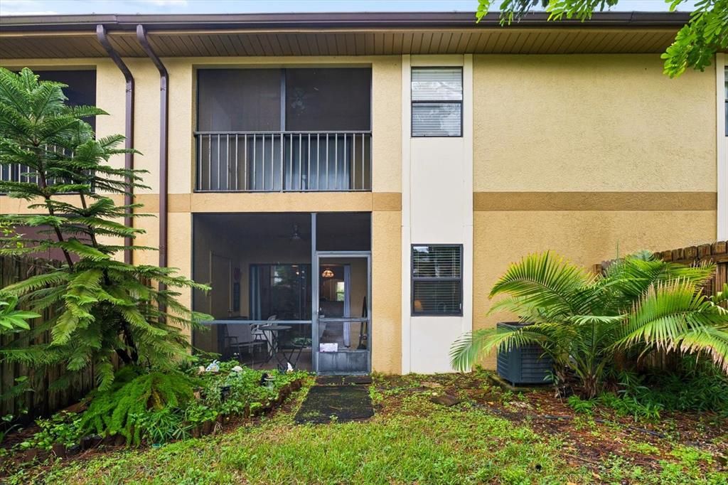 For Sale: $175,000 (2 beds, 2 baths, 901 Square Feet)
