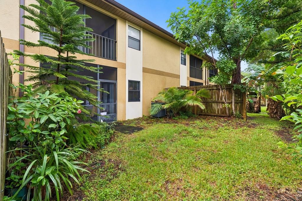 For Sale: $175,000 (2 beds, 2 baths, 901 Square Feet)