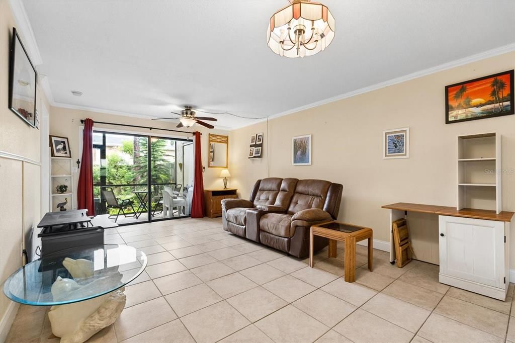 For Sale: $175,000 (2 beds, 2 baths, 901 Square Feet)