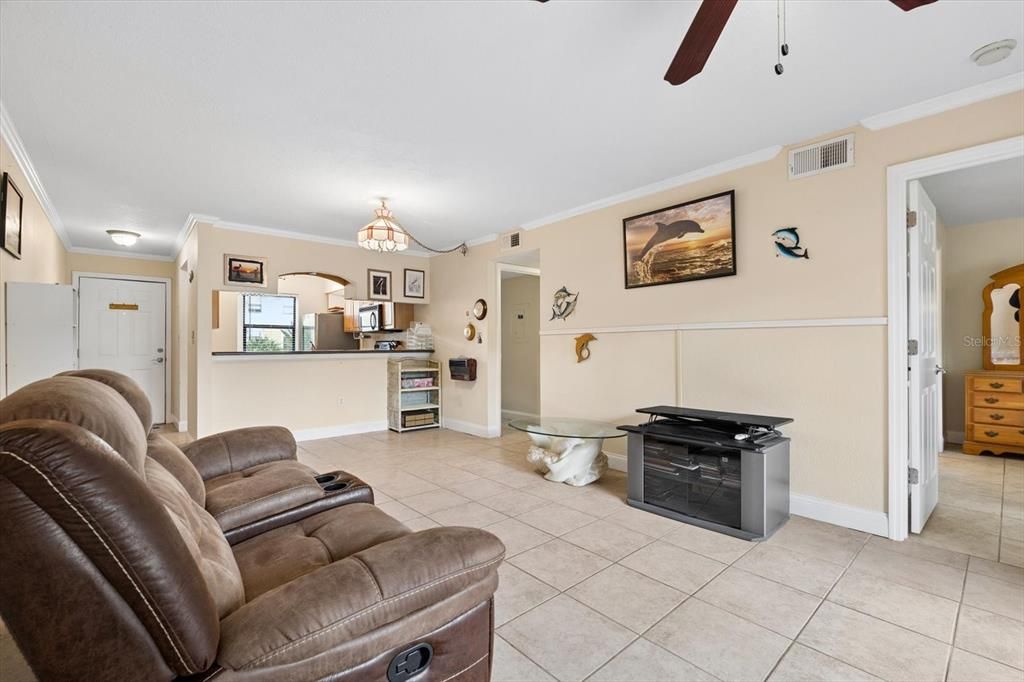 For Sale: $175,000 (2 beds, 2 baths, 901 Square Feet)