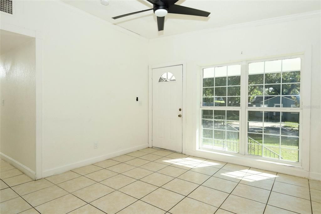 En Venta: $299,900 (3 camas, 2 baños, 1404 Pies cuadrados)