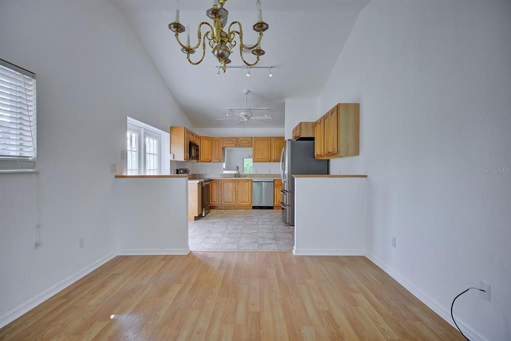 На продажу: $199,900 (2 спален, 2 ванн, 1344 Квадратных фут)