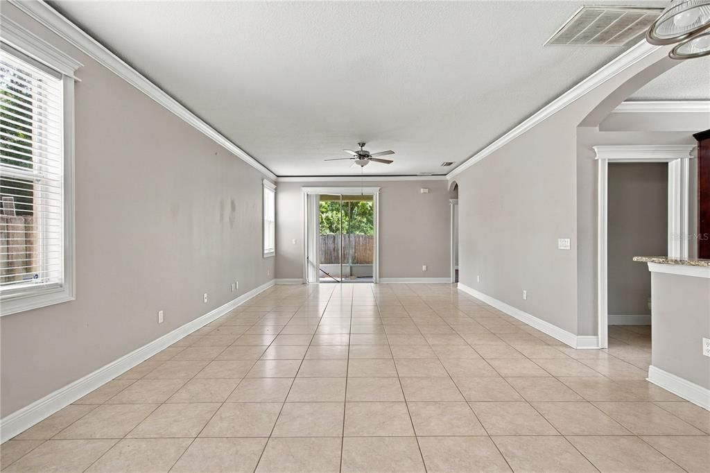 En Venta: $359,900 (4 camas, 2 baños, 2164 Pies cuadrados)
