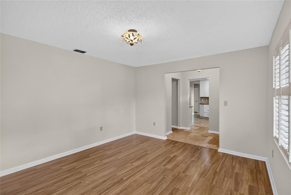 Activo con contrato: $275,000 (3 camas, 2 baños, 1408 Pies cuadrados)