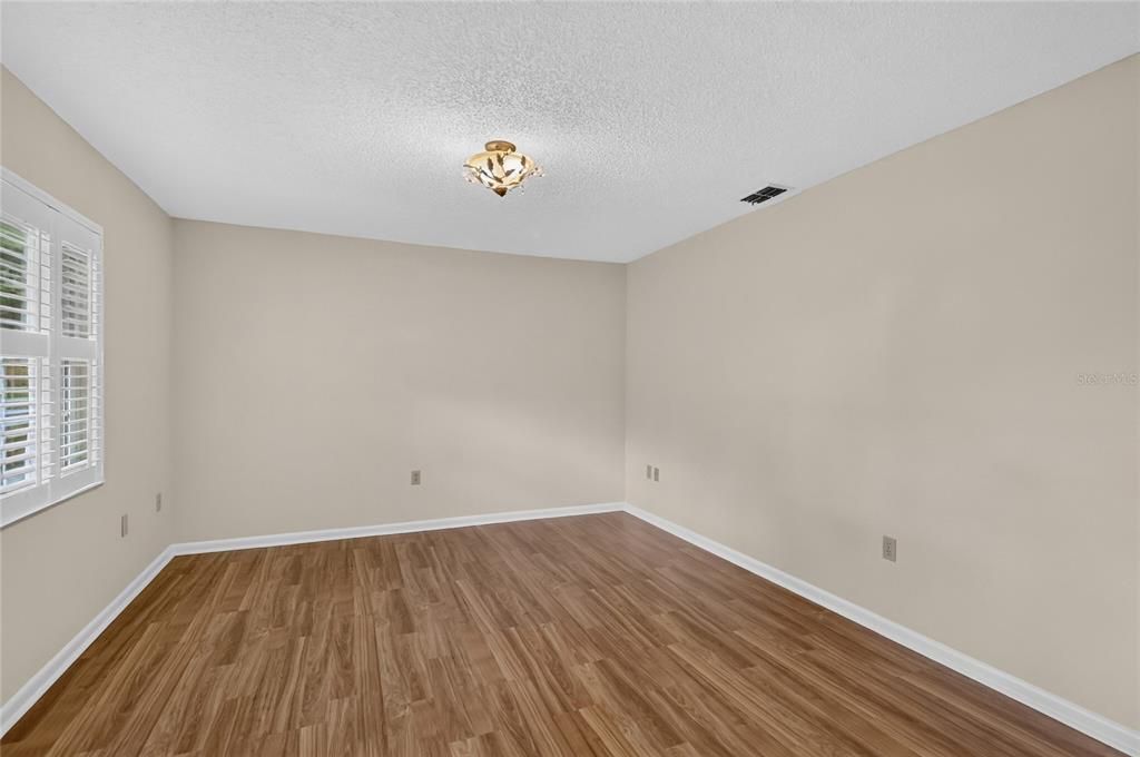 Activo con contrato: $275,000 (3 camas, 2 baños, 1408 Pies cuadrados)