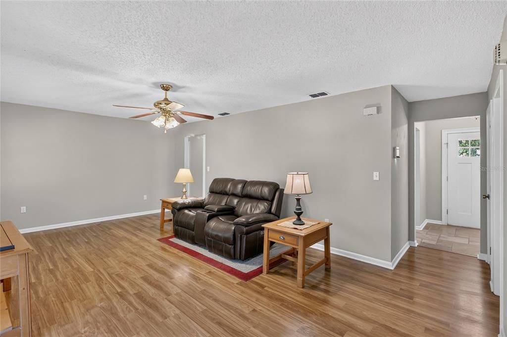 Activo con contrato: $275,000 (3 camas, 2 baños, 1408 Pies cuadrados)