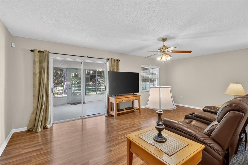 Activo con contrato: $275,000 (3 camas, 2 baños, 1408 Pies cuadrados)