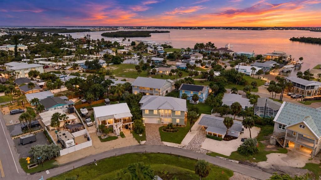 На продажу: $1,199,000 (4 спален, 2 ванн, 1989 Квадратных фут)