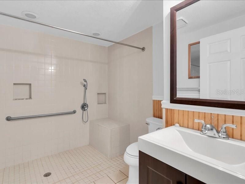 На продажу: $264,900 (2 спален, 2 ванн, 1026 Квадратных фут)