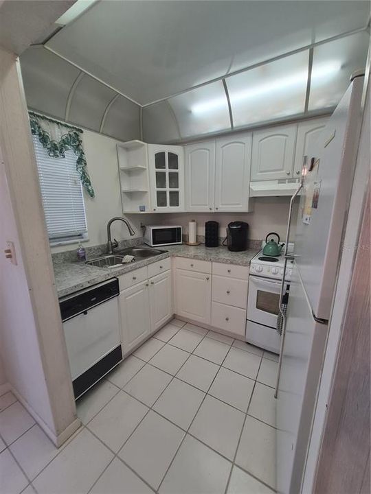На продажу: $165,000 (2 спален, 1 ванн, 880 Квадратных фут)
