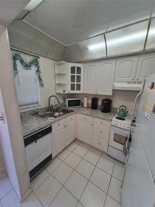 На продажу: $165,000 (2 спален, 1 ванн, 880 Квадратных фут)