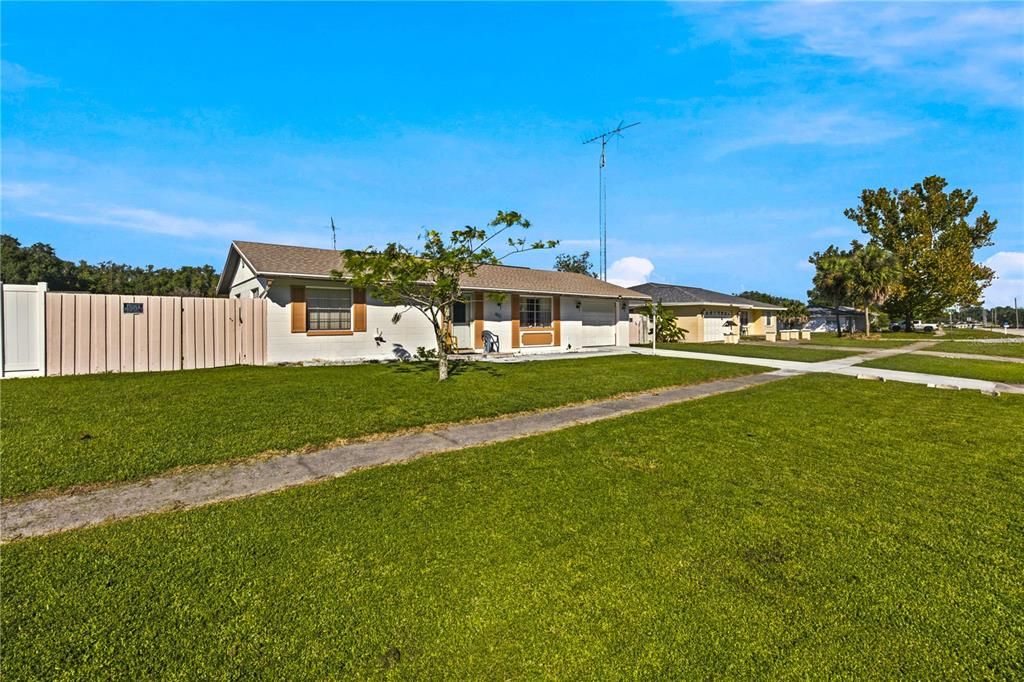 На продажу: $199,900 (2 спален, 1 ванн, 1113 Квадратных фут)
