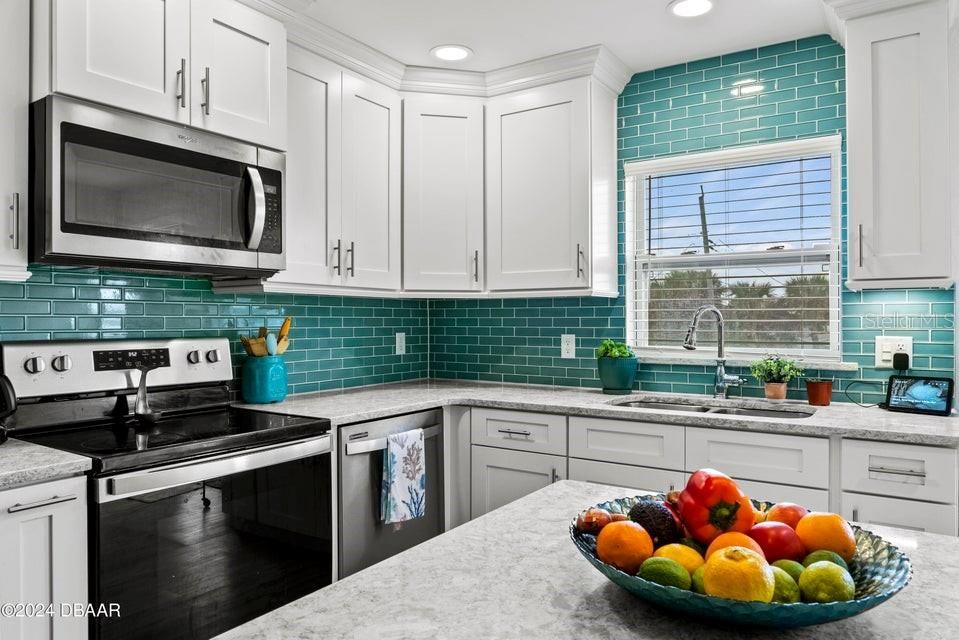 For Sale: $209,900 (2 beds, 1 baths, 891 Square Feet)