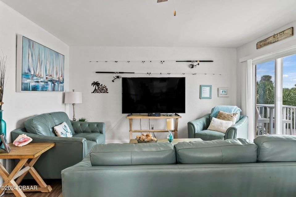 For Sale: $209,900 (2 beds, 1 baths, 891 Square Feet)