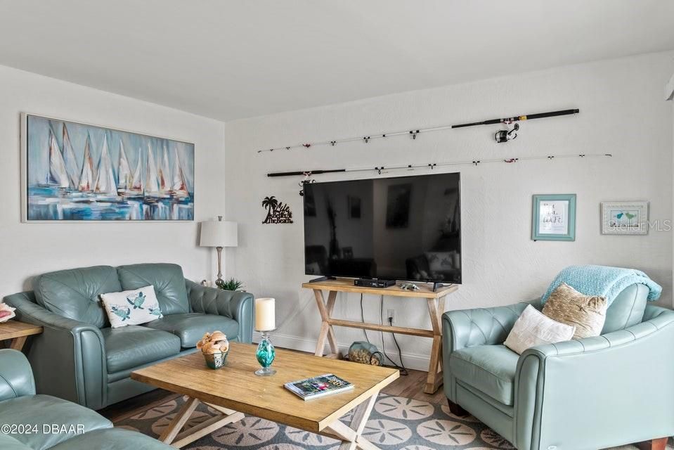 For Sale: $209,900 (2 beds, 1 baths, 891 Square Feet)