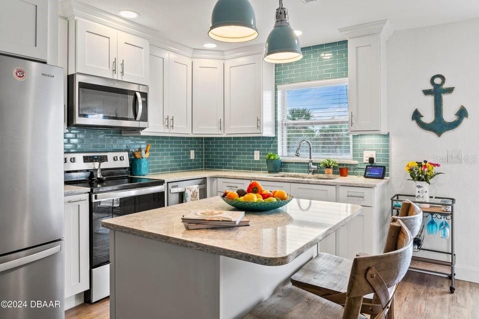 For Sale: $209,900 (2 beds, 1 baths, 891 Square Feet)