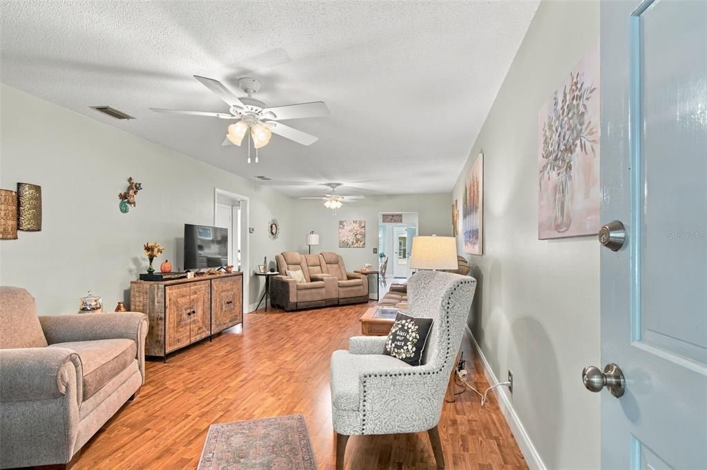 For Sale: $139,000 (2 beds, 1 baths, 1180 Square Feet)