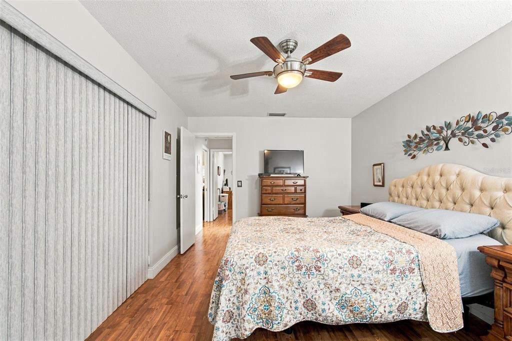 For Sale: $139,000 (2 beds, 1 baths, 1180 Square Feet)