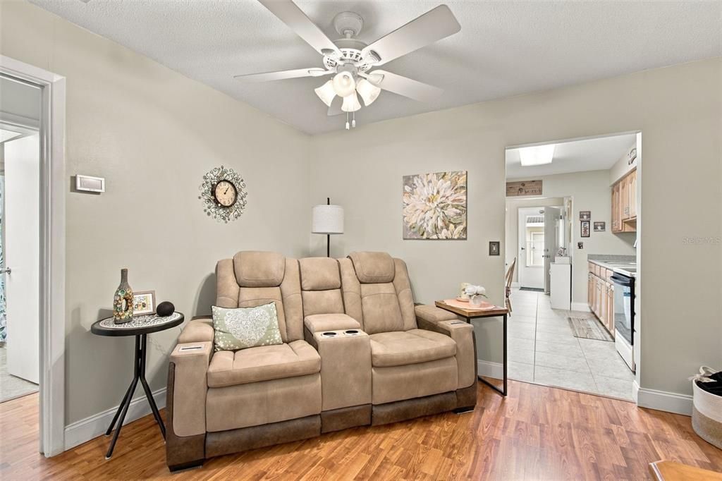For Sale: $139,000 (2 beds, 1 baths, 1180 Square Feet)