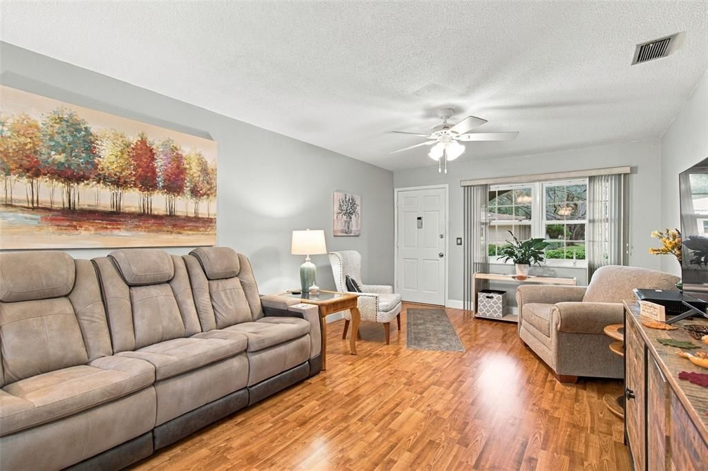 For Sale: $139,000 (2 beds, 1 baths, 1180 Square Feet)