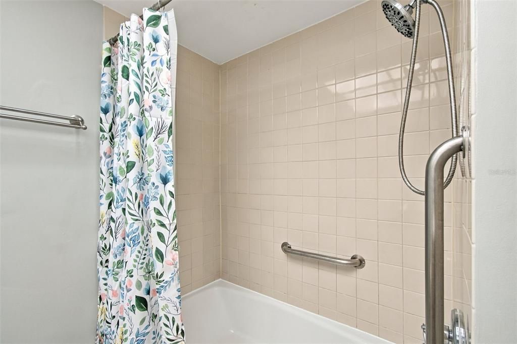 For Sale: $139,000 (2 beds, 1 baths, 1180 Square Feet)