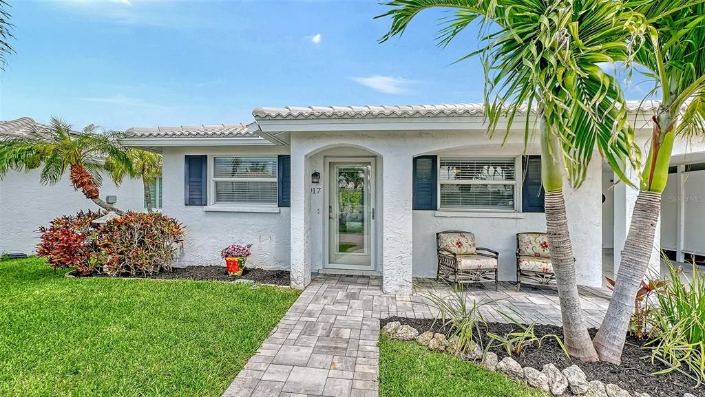 For Sale: $675,000 (2 beds, 2 baths, 1103 Square Feet)