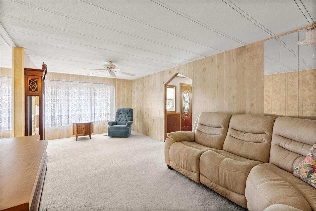 For Sale: $175,000 (2 beds, 2 baths, 1332 Square Feet)