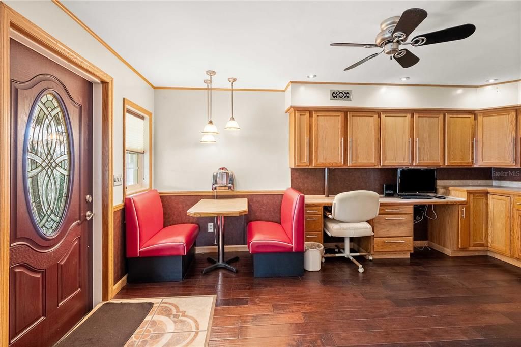 For Sale: $175,000 (2 beds, 2 baths, 1332 Square Feet)