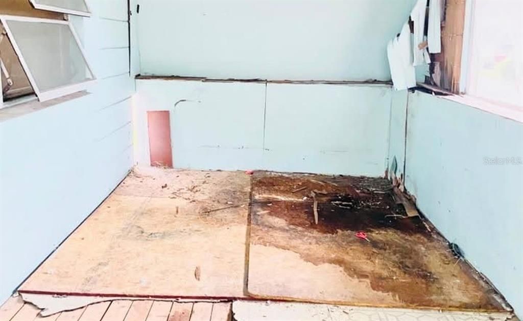 For Sale: $99,999 (2 beds, 1 baths, 720 Square Feet)