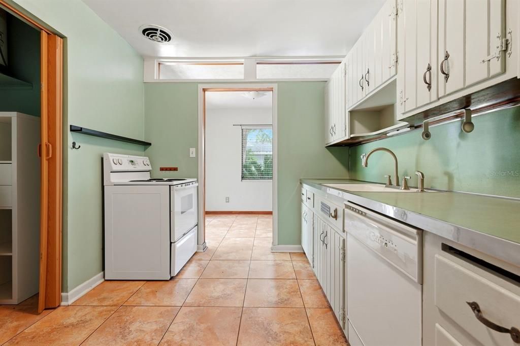 For Rent: $2,000 (3 beds, 2 baths, 1615 Square Feet)