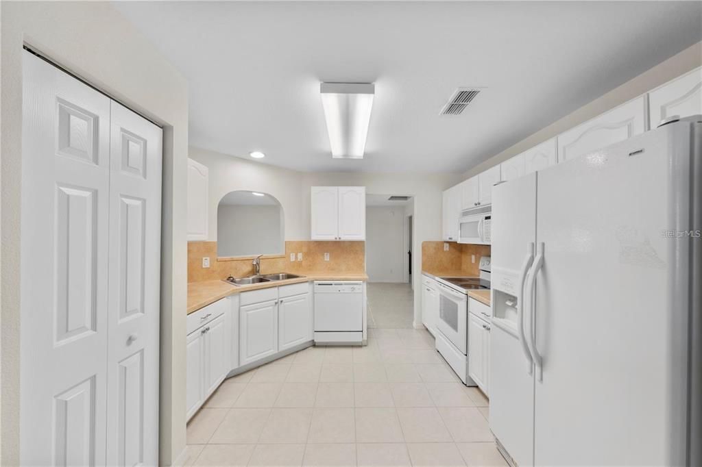 For Sale: $234,900 (2 beds, 2 baths, 1749 Square Feet)
