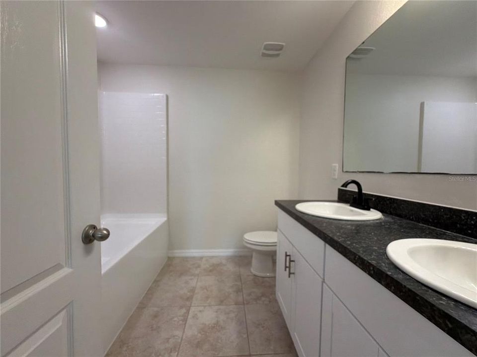 Activo con contrato: $328,000 (6 camas, 2 baños, 2655 Pies cuadrados)