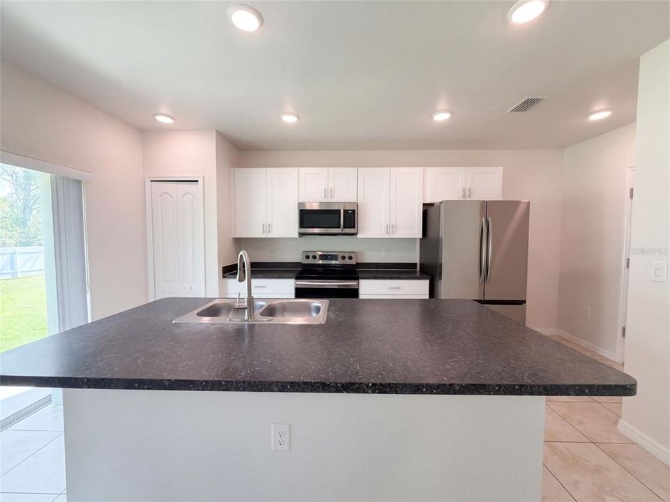 Activo con contrato: $328,000 (6 camas, 2 baños, 2655 Pies cuadrados)